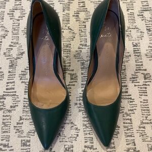 Pointed Green pump